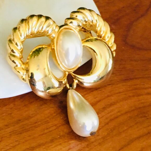 Vintage Pearl Dangle Brooch Ornate Art Deco Silver Shiny 4283 - Picture 1 of 7
